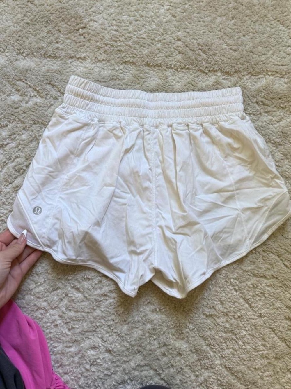 Lululemon HR 2.5” white hotty hot short